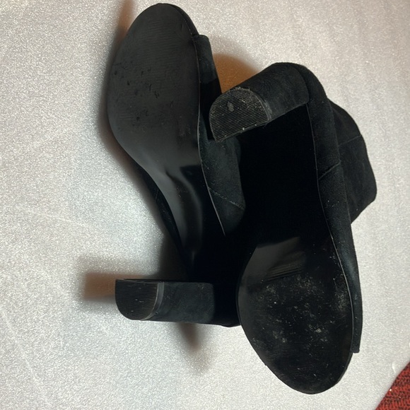 Steve Madden Mannzo peep toe suede booties. - Picture 4 of 4